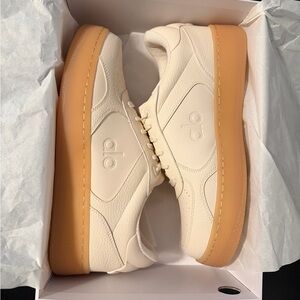 BRAND NEW ALO Yoga Cream Sneakers with Tan Sole